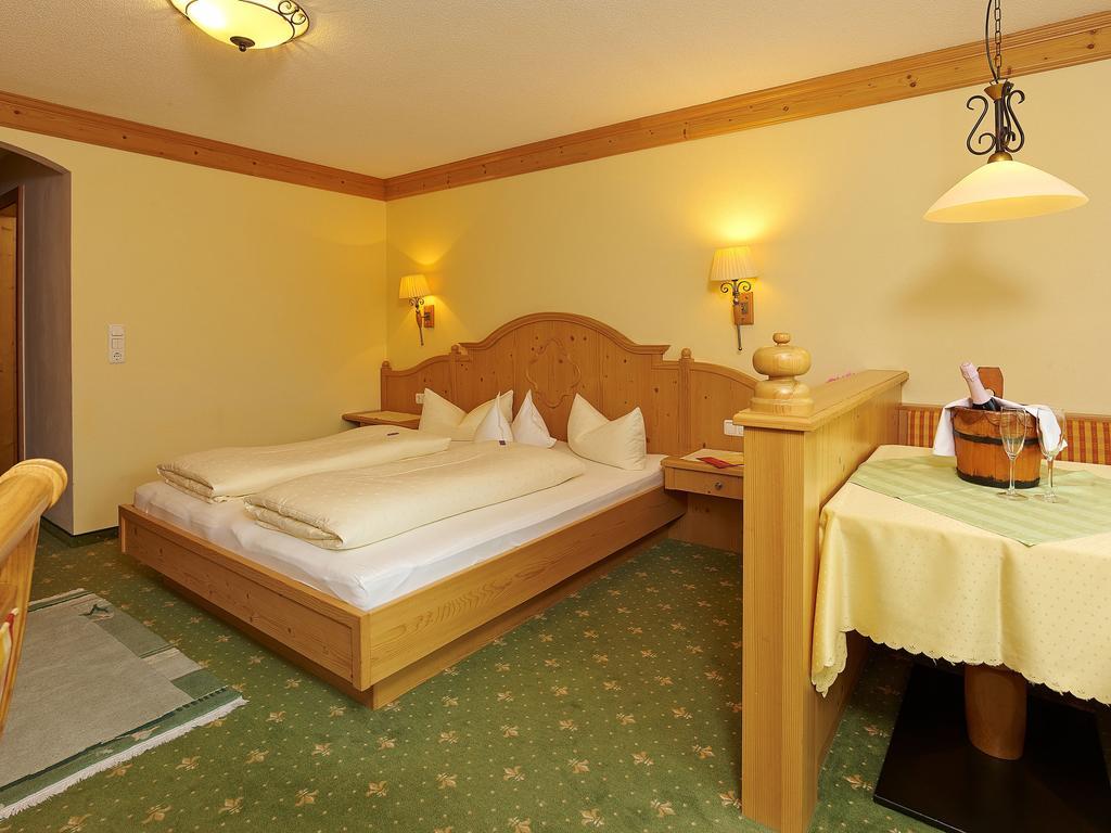 Hotel Laendenhof Superior Mayrhofen Oda fotoğraf